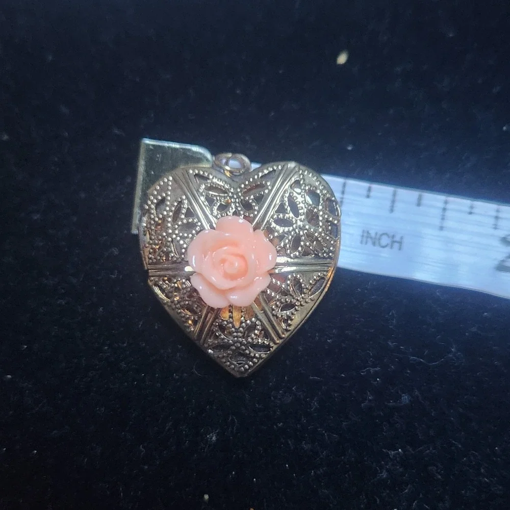 Vintage Heart Locket Pendant Gold Tone Filigree Peach Rose Flower Charm 1 Inch‎